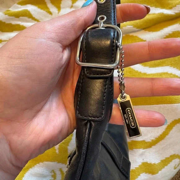 Elegant Black Leather Shoulder Bag - Picture 4 of 9